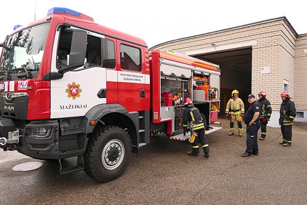 Ugniagesiai gelbėtojai pasitinka profesinę šventę