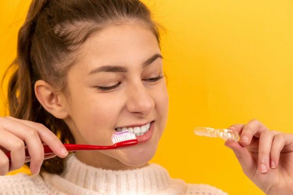 Dantų balinimas: kodėl procedūrą turėtumėte atlikti profesionalioje odontologijos klinikoje