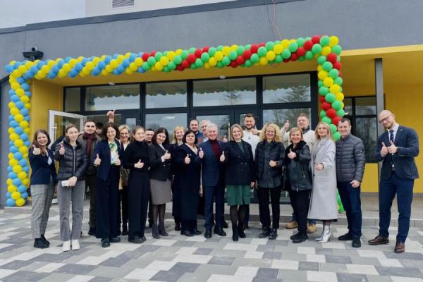 Lietuva atstatė karo nuniokotą mokyklą Borodiankoje: į klases sugrįžta 700 moksleivių
