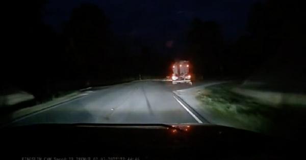 Vyras staigiai stabdo, kai priekyje  sunkvežimis sustoja, o pamatęs, ką vairuotojas išmeta iš kabinos, net aikteli!